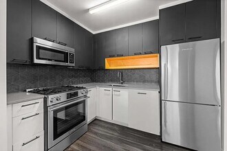 250 E Houston St, Unit 7LL in New York, NY - Building Photo - Building Photo