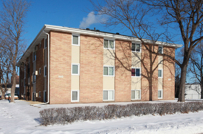 5324-5340 Hanson Ct N in Crystal, MN - Foto de edificio - Building Photo