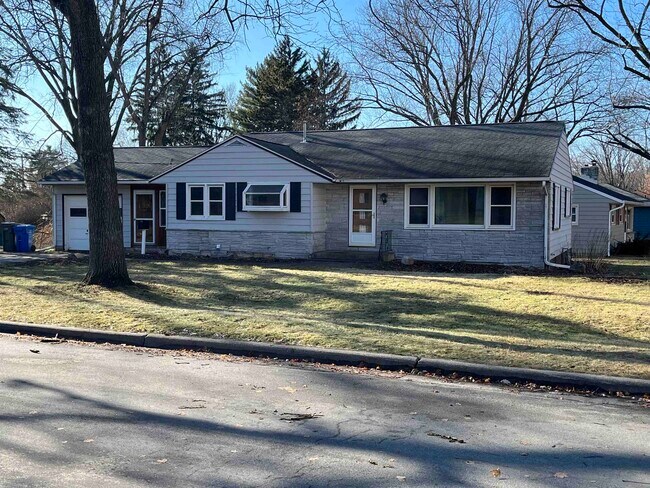 6001 Queens Way in Monona, WI - Building Photo - Building Photo