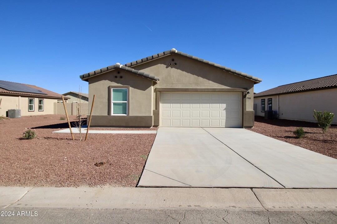 7945 Namaka Dr in Casa Grande, AZ - Building Photo