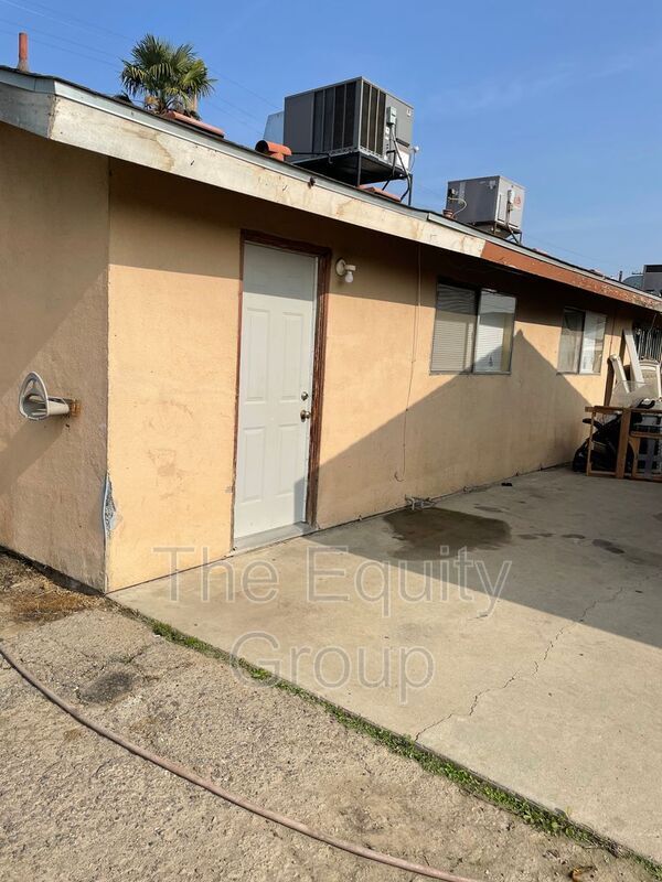 2115 W Inyo Ave in Tulare, CA - Building Photo - Building Photo