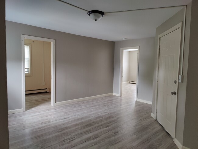 165 Merrimack St, Unit 2 in Manchester, NH - Building Photo - Building Photo