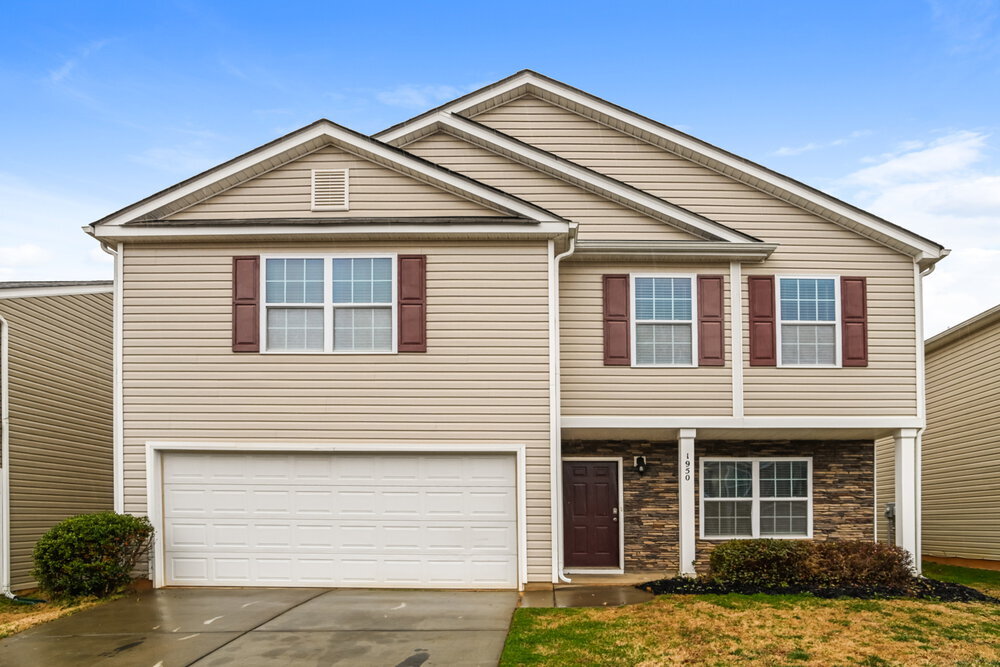 1950 Windy Willow Ln in Dallas, NC - Building Photo