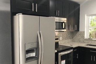 634 SE 4th Pl in Hialeah, FL - Foto de edificio - Building Photo