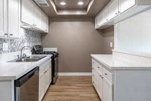 Alders Apartment Company in Tustin, CA - Building Photo