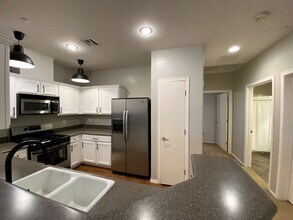 4685 Apulia Dr, Unit 201 in North Las Vegas, NV - Foto de edificio - Building Photo