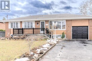 2218 Cliff Rd in Mississauga, ON - Building Photo