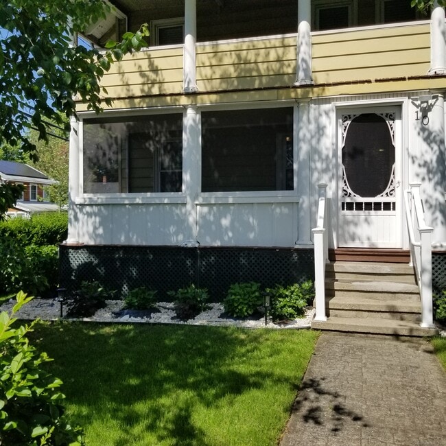 10 Mills Ave in Milford, CT - Foto de edificio - Building Photo