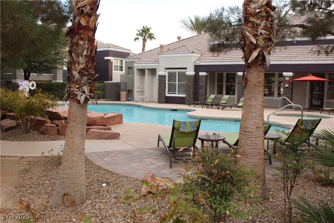 9620 W Russell Rd in Las Vegas, NV - Building Photo