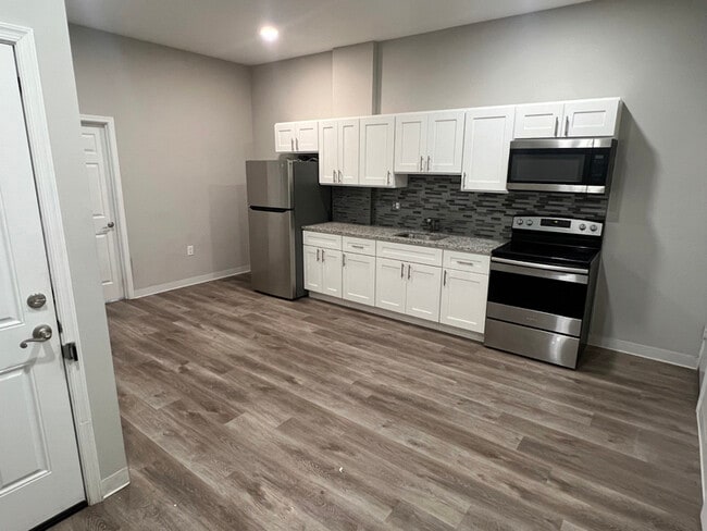 7038 Woodland Ave in Philadelphia, PA - Building Photo - Building Photo