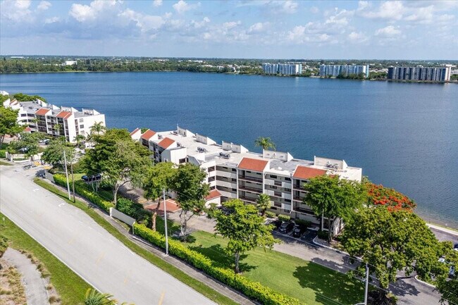 113 Lake Emerald Dr in Oakland Park, FL - Building Photo - Building Photo