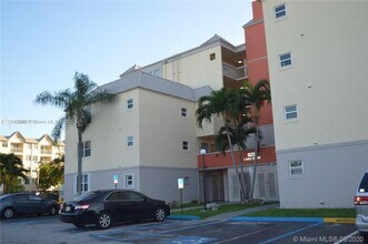 8235 Lake Dr in Doral, FL - Building Photo - Building Photo