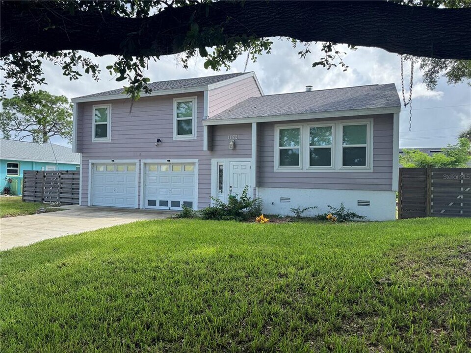 1172 Kenisco Rd in Venice, FL - Building Photo