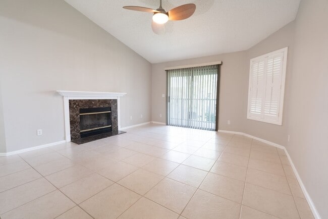 800 Ironwood Dr in Palm Valley, FL - Foto de edificio - Building Photo