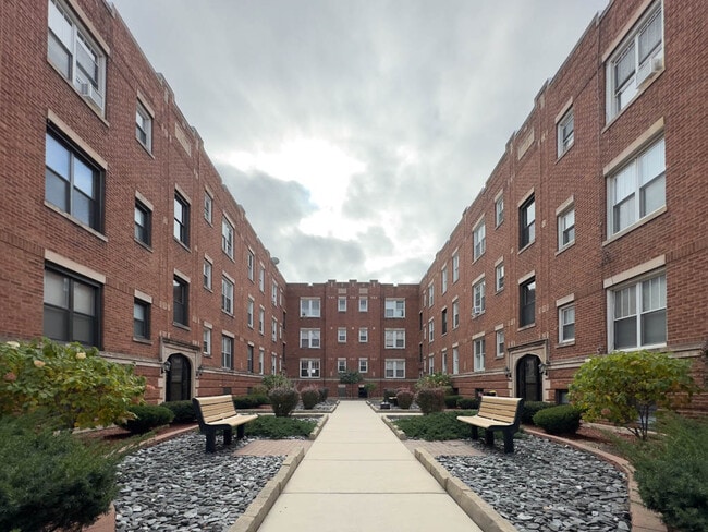 property at 956 W Cornelia Ave