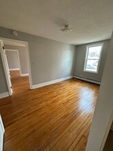 156 Main St, Unit 3 in Somers, CT - Foto de edificio - Building Photo