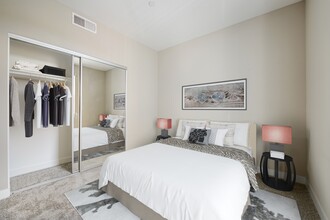 Urban Village Apartments in Long Beach, CA - Foto de edificio - Building Photo