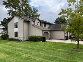 114 N Third St, Unit C in Pierceton, IN - Building Photo