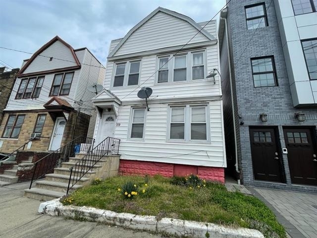 318 Danforth Ave in Jersey City, NJ - Building Photo - Building Photo
