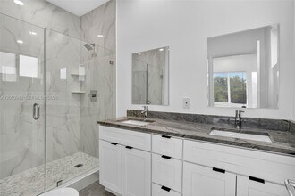 655 NW 24th Ave in Fort Lauderdale, FL - Foto de edificio - Building Photo