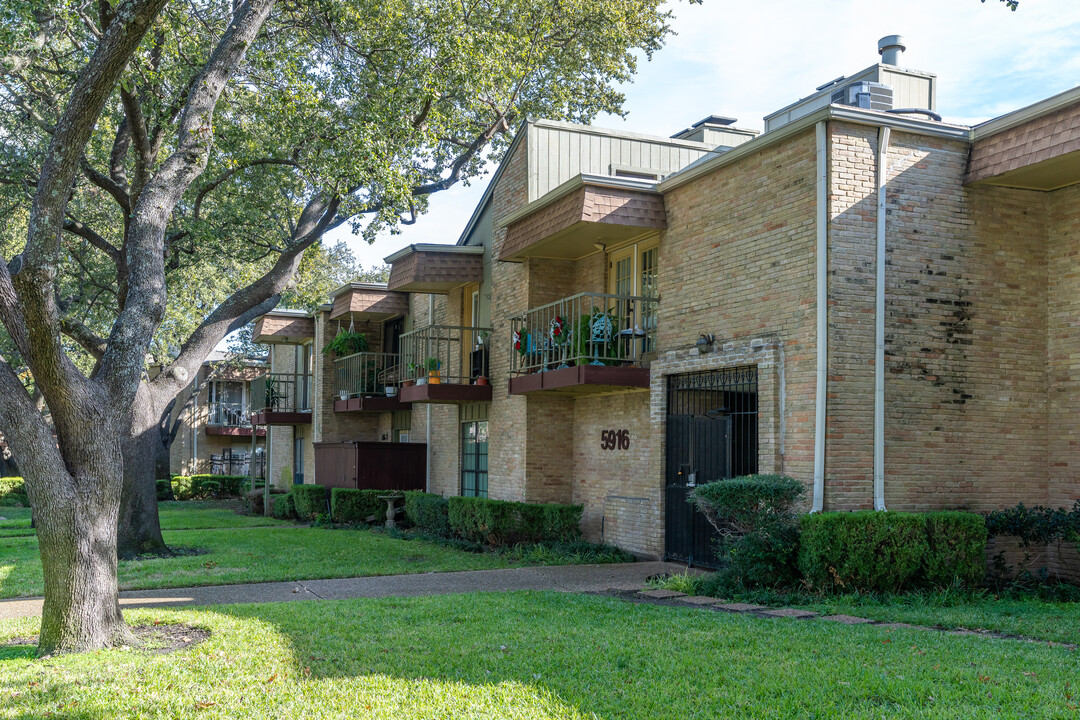 Summerset Village in Dallas, TX - Building Photo