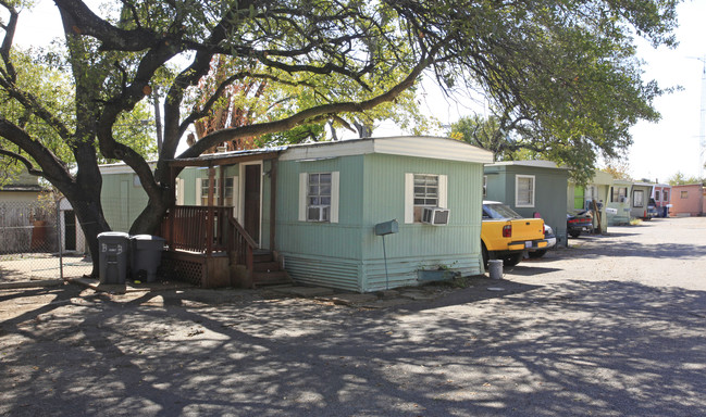 711 W Powell Ln in Austin, TX - Foto de edificio - Building Photo