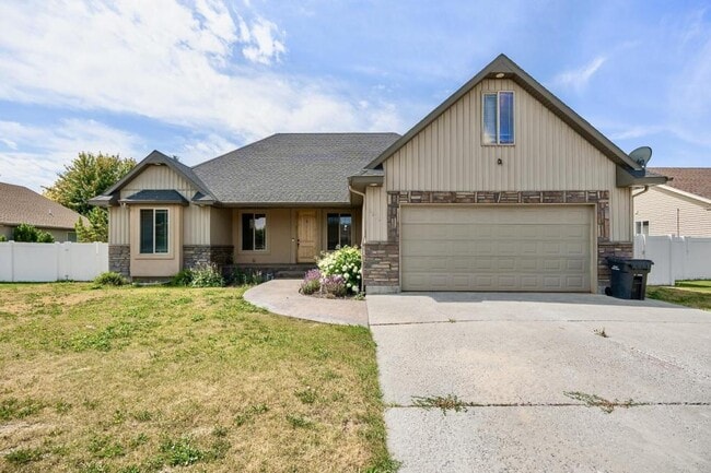 property at 2612 Eastview Dr