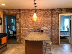 16 Main St, Unit 2 in Easthampton, MA - Foto de edificio - Building Photo