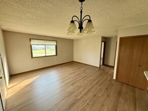 7608 Vinewood Ct in Osseo, MN - Foto de edificio - Building Photo