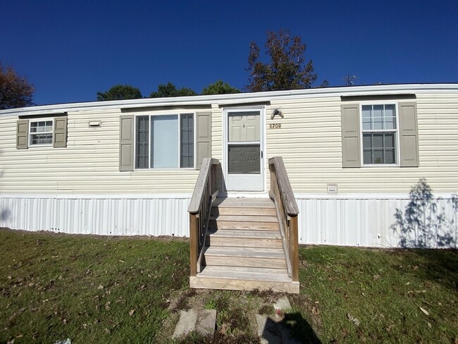 1709 Brown Pl Dr in Greenville, NC - Building Photo - Building Photo