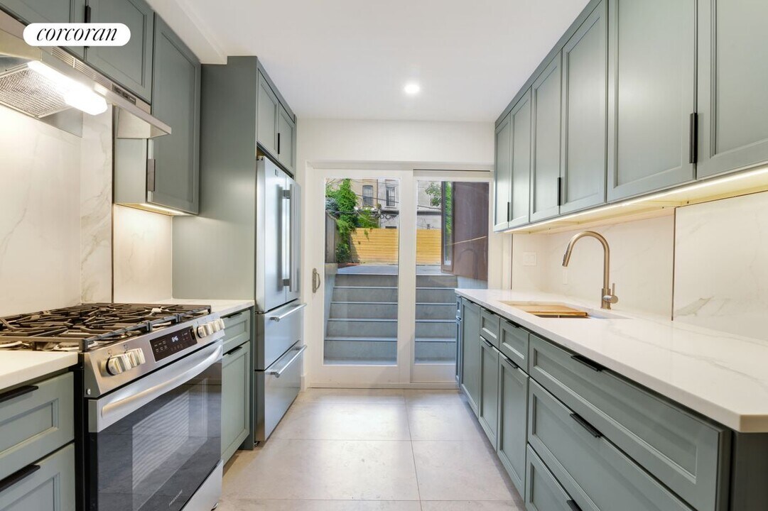 366 Clermont Ave in Brooklyn, NY - Building Photo