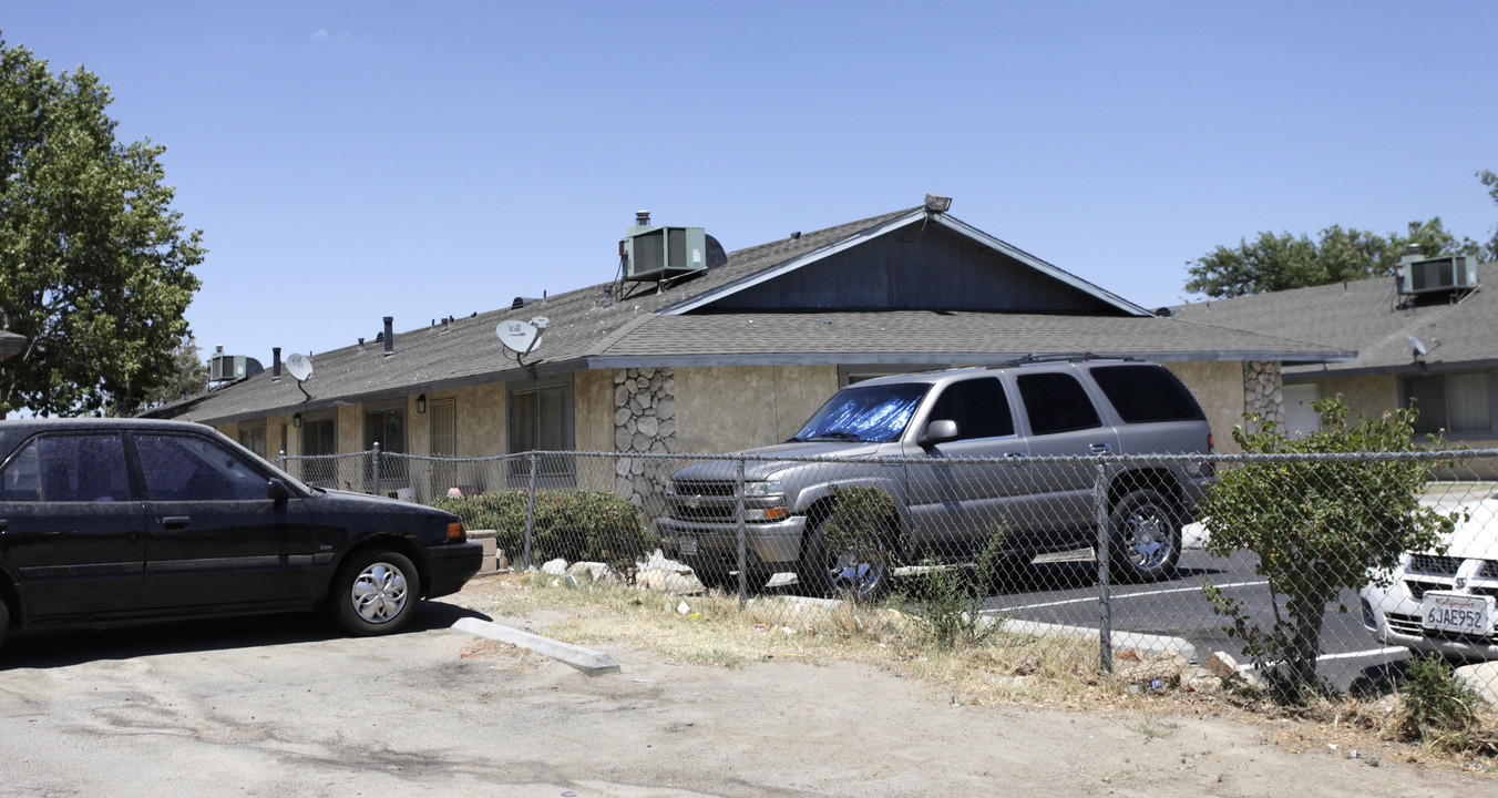 16562 Willow St in Hesperia, CA - Foto de edificio