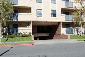 Tradewinds Apartments in Santa Ana, CA - Building Photo - Building Photo