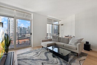 330 W Grand Ave in Chicago, IL - Building Photo - Building Photo