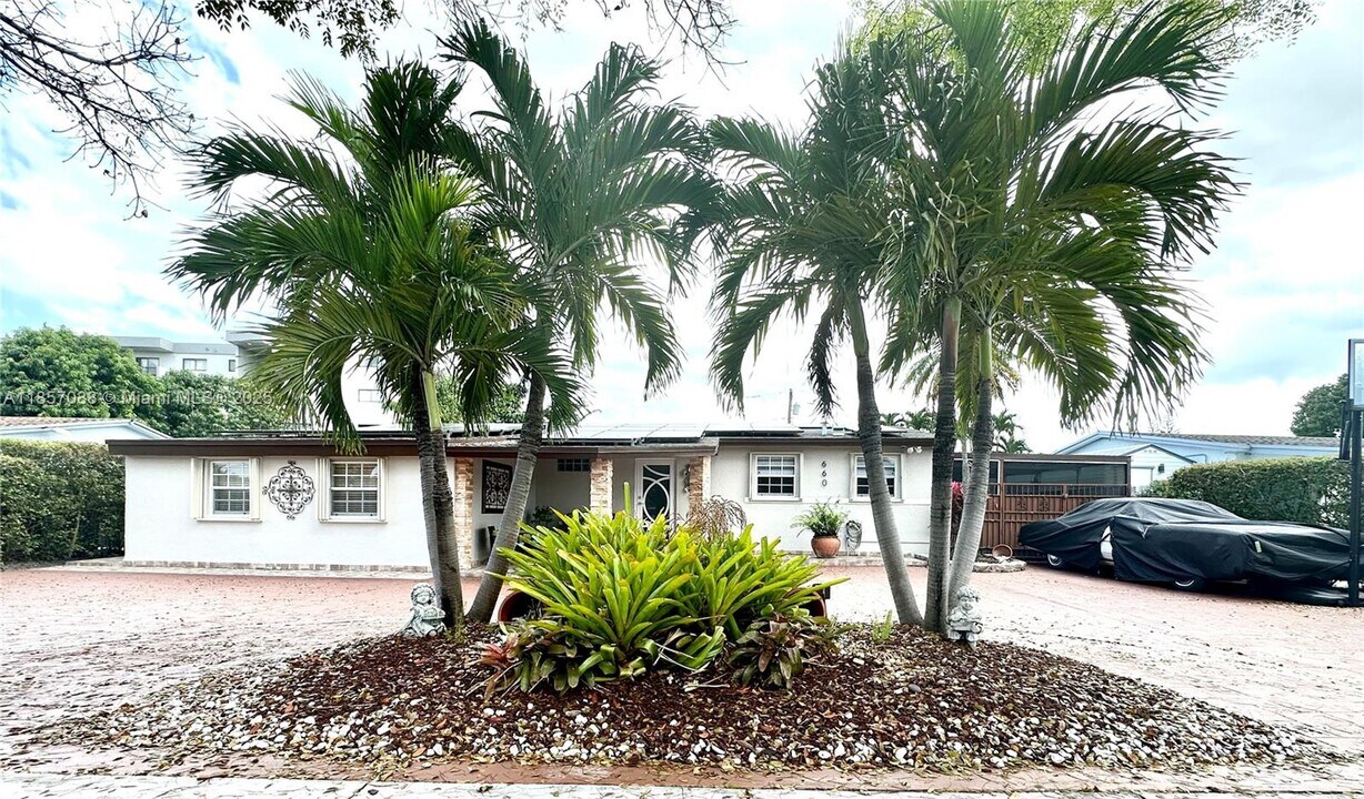 660 W 70 Pl in Hialeah, FL - Building Photo