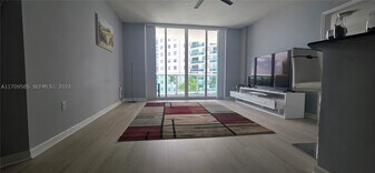 7900 Harbor Island Dr in North Bay Village, FL - Building Photo