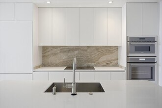 700 NE 24th St, Unit # 2405 in Miami, FL - Foto de edificio - Building Photo