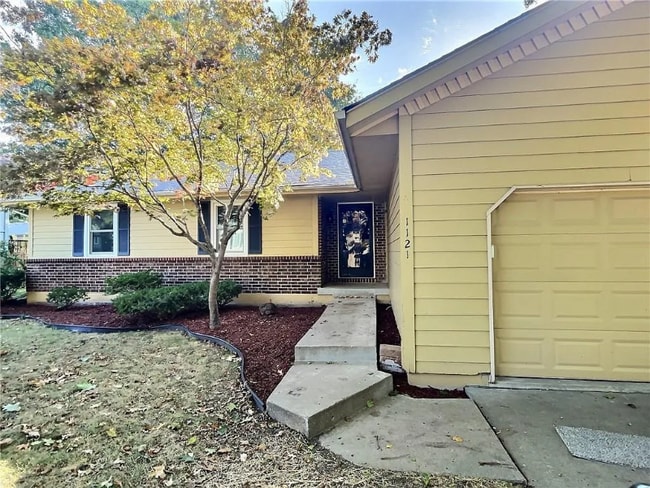 property at 1121 NE Ridgeview Dr