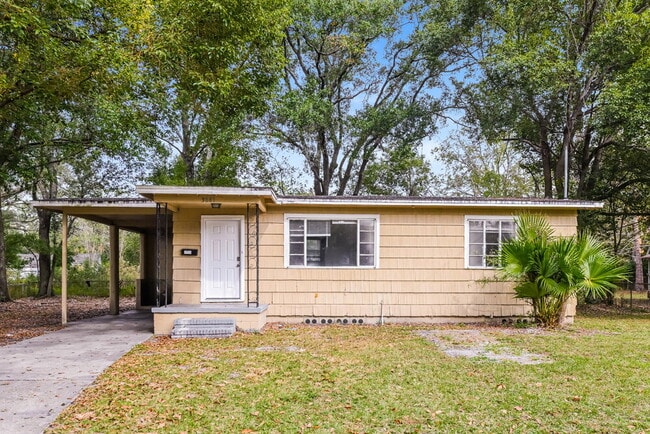 property at 3041 Detroit Cir N