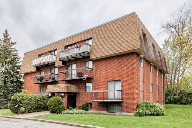 Le beau sejour in Pierrefonds, QC - Building Photo - Primary Photo