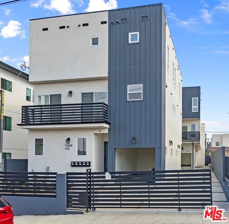 1116 S Mariposa Ave in Los Angeles, CA - Building Photo