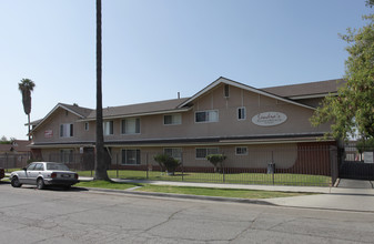 Sandra's Apartments in Riverside, CA - Foto de edificio - Building Photo