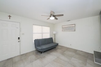 112 Merlin Rd, Unit 35 in Laredo, TX - Building Photo - Building Photo
