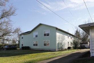 Prescott Place Apartments in Portland, OR - Building Photo - Building Photo