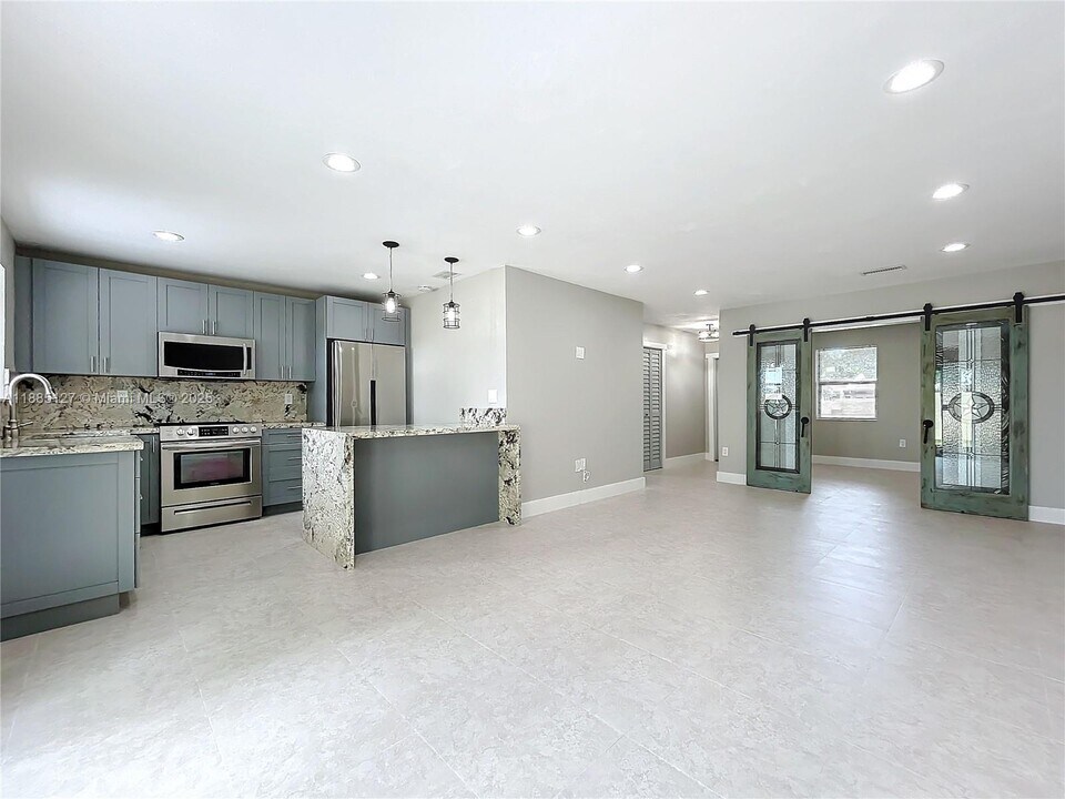 13804 Kendale Lakes Dr in Miami, FL - Building Photo