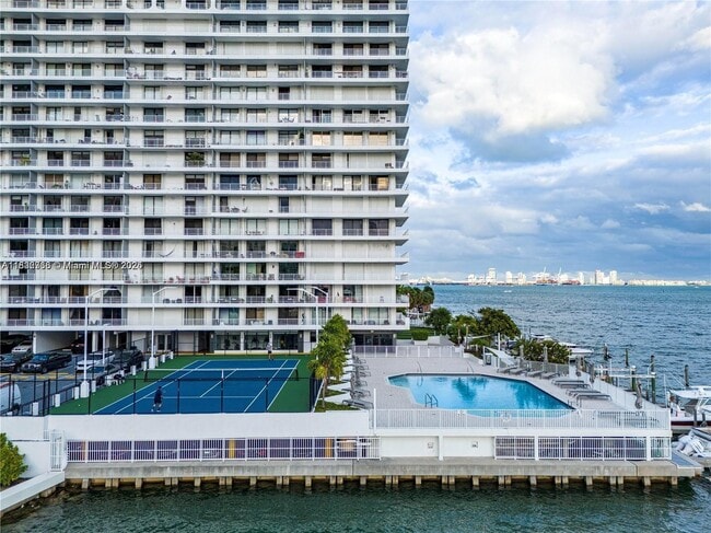 200 SE 15th Rd in Miami, FL - Building Photo - Building Photo