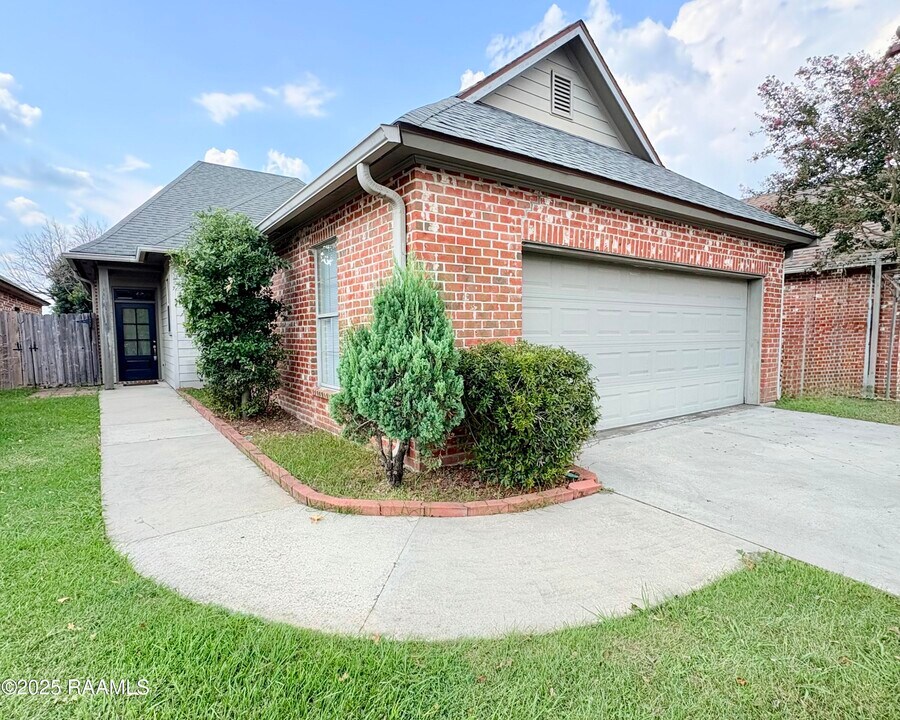 125 Oakbend Dr in Lafayette, LA - Building Photo