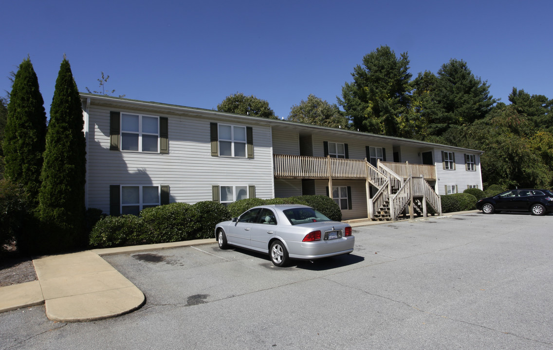 Glen Beale in Arden, NC - Building Photo