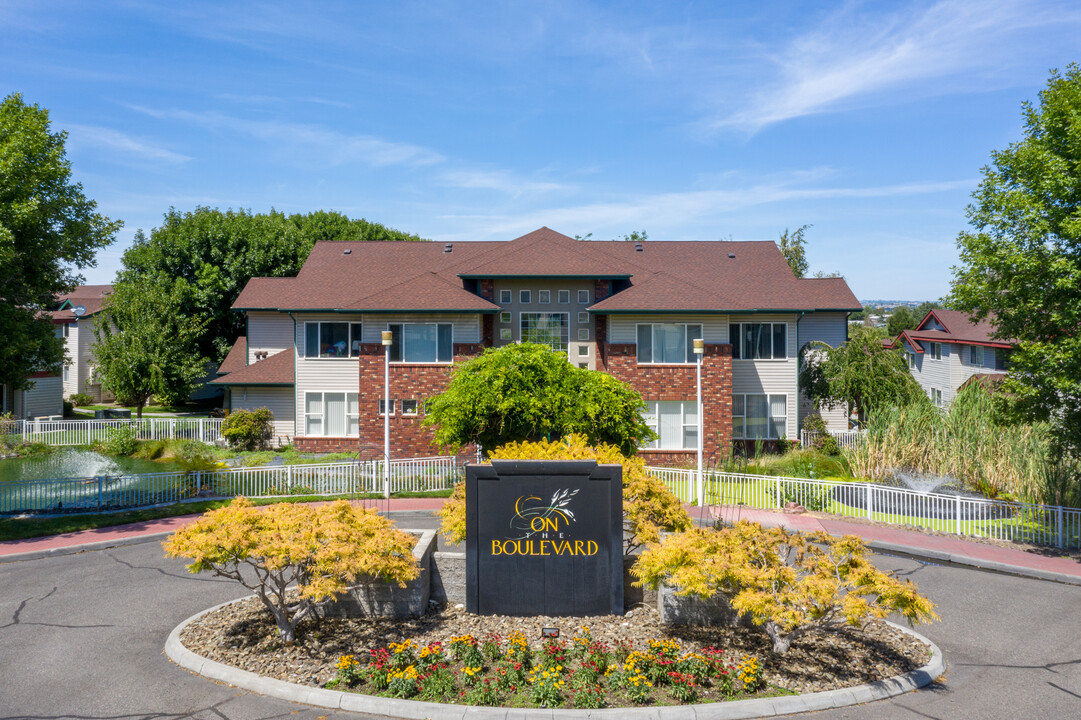 On the Boulevard in Kennewick, WA - Building Photo