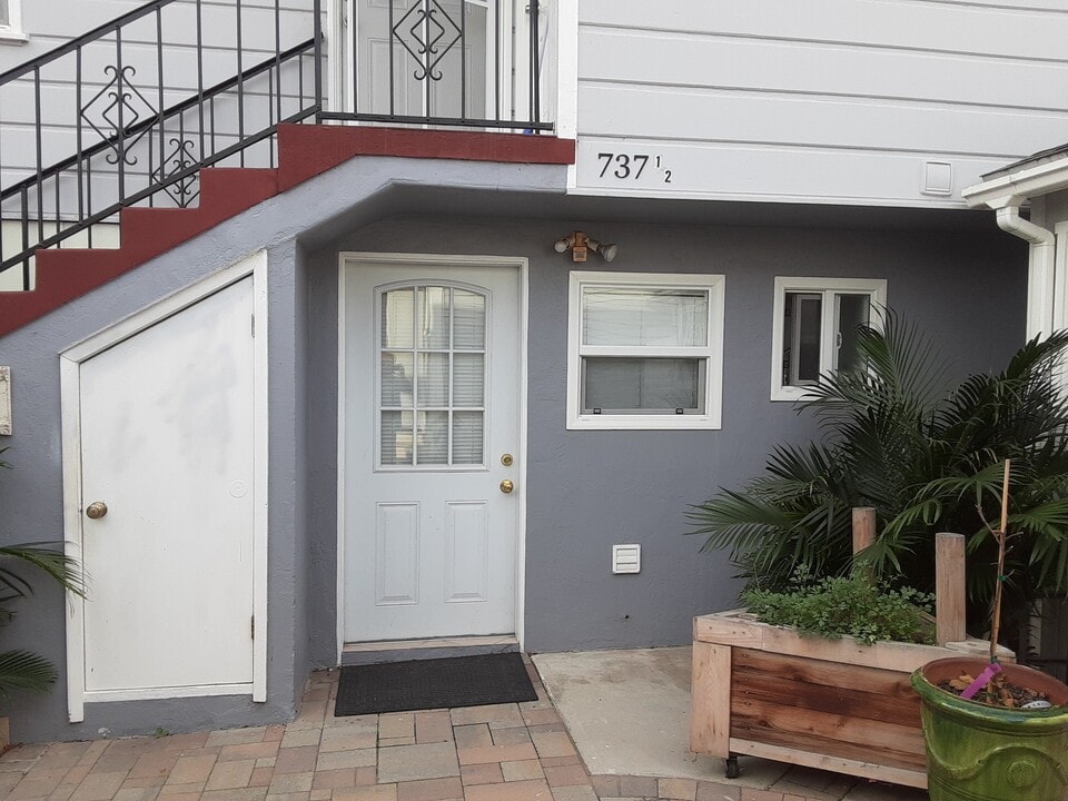 737 W 19th St, Unit 3 in San Pedro, CA - Foto de edificio